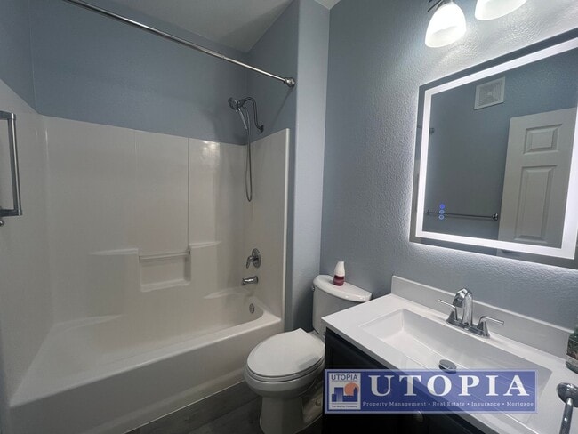 Building Photo - Recently Upgraded, Bi-Level Condo Downtown...