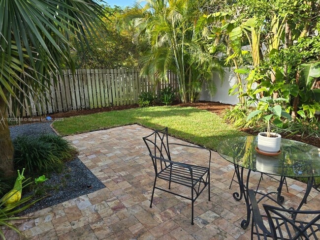 Building Photo - 13970 Beechwood Ct