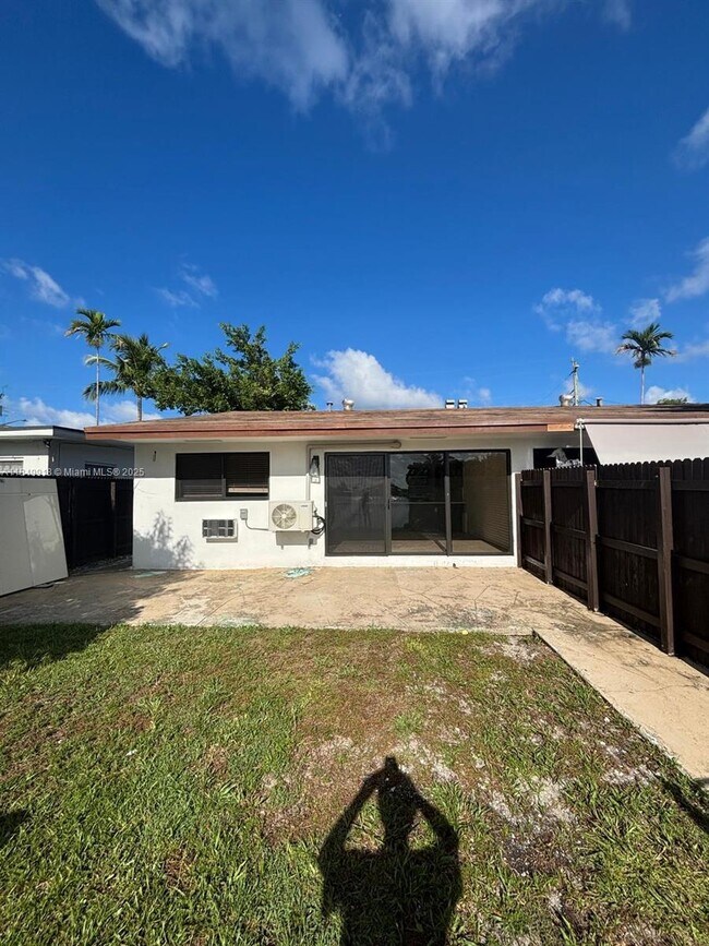 Building Photo - 250 SW 10th Ave