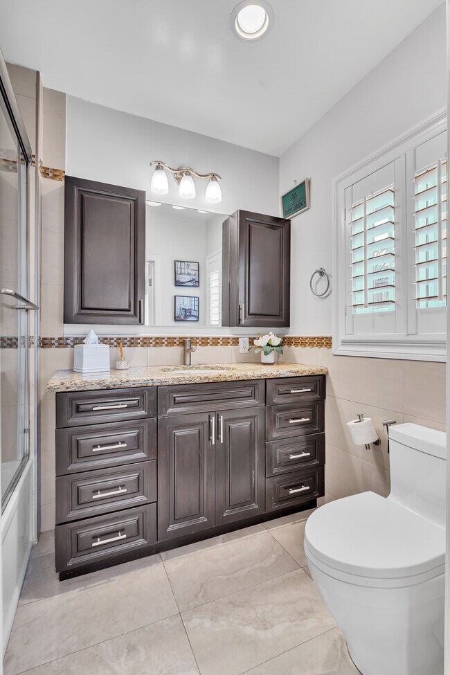 Building Photo - 326 N Doheny Dr