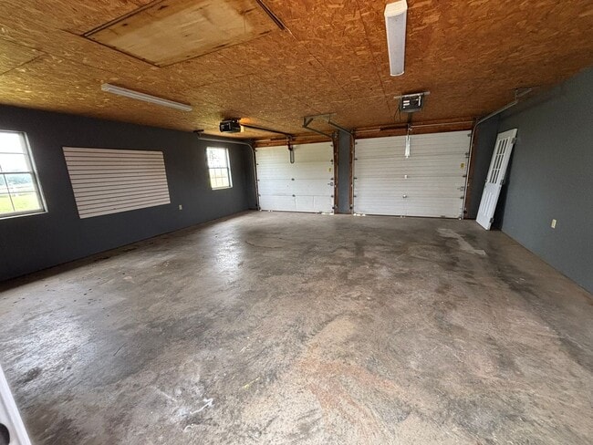 Building Photo - Large 3-Bedroom, 2-Bathroom Country Living Home In Tontitown!