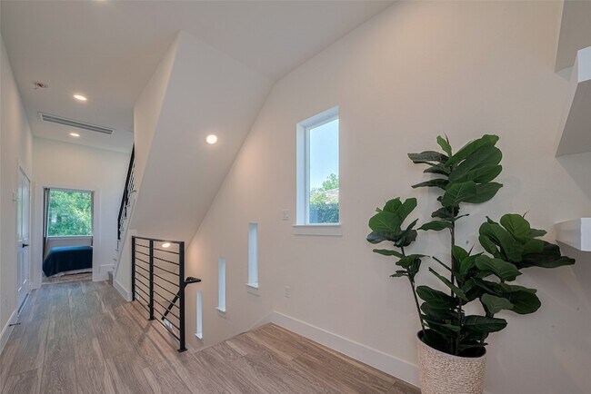 Building Photo - 2909 Nagle St