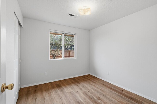 Building Photo - 313 S Nectarine St