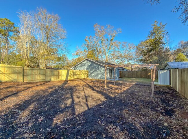 Building Photo - LOVELY & Modern NW 2/1 w/ New Flooring & Huge Privacy Fenced Yard that Inc Lawn Maintenance! Avai...