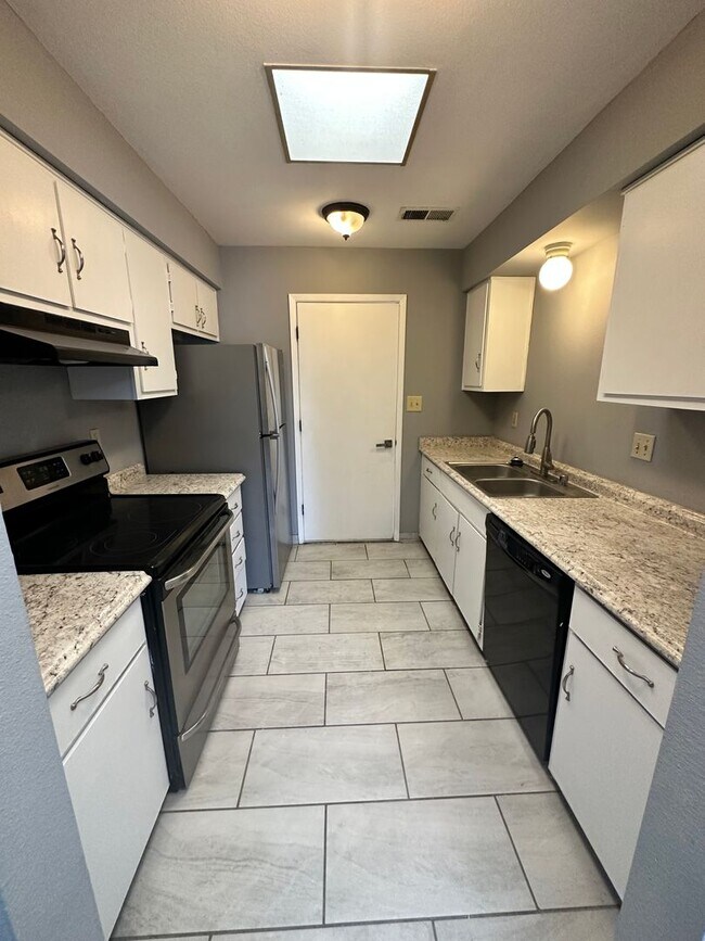 Building Photo - 3 Bedroom 2 Bathroom New flooring