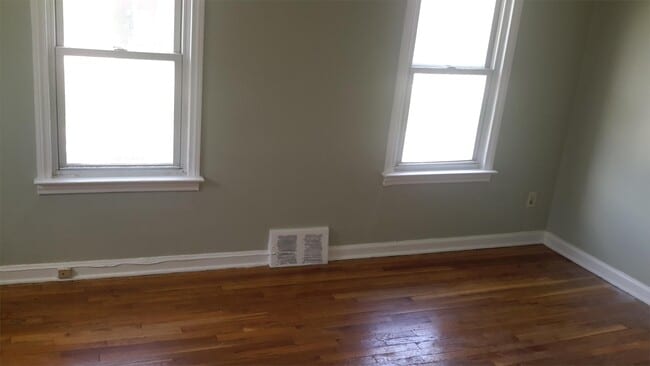 Building Photo - 8576 Manor St