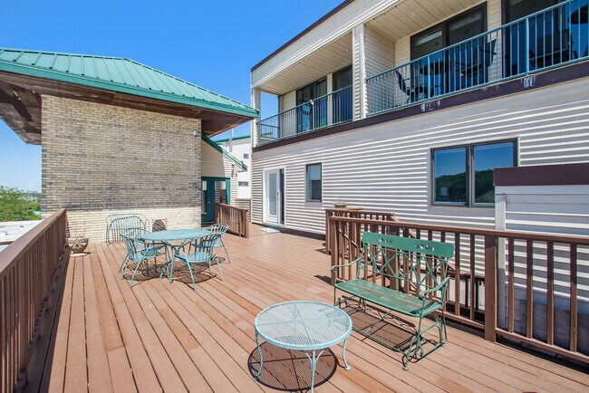 Building Photo - 110 N Harbor Dr