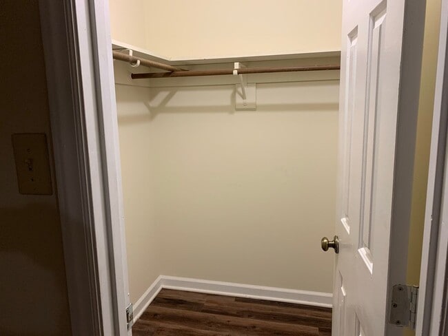 Building Photo - Great NW RALEIGH location-2 brm 2 bath ~ F...
