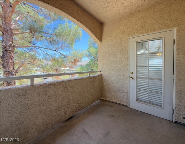 Building Photo - 3400 Cabana Dr