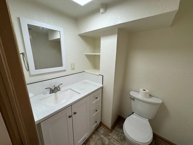 Building Photo - 4 bedroom 2 bathroom home!