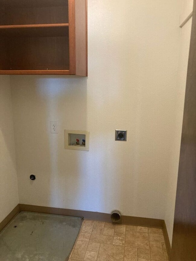 Building Photo - Turlock Country Living 3 Bedroom 2 Bath Home