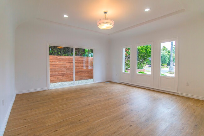 Building Photo - 621 N Bedford Dr