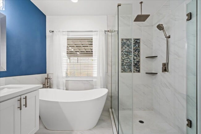 Building Photo - Beautiful Bright 3 Bedroom Single Story Home with Expansive Kitchen and Gorgeous Backyard