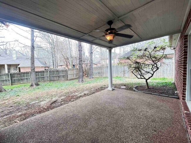 Building Photo - 8570 Meadow Green Dr