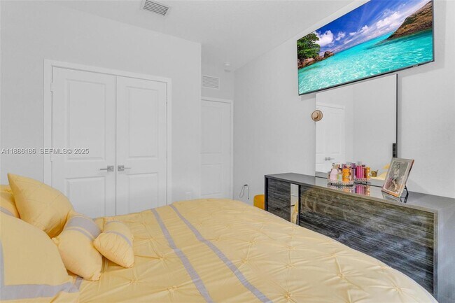 Building Photo - 424 NE 4th Ave