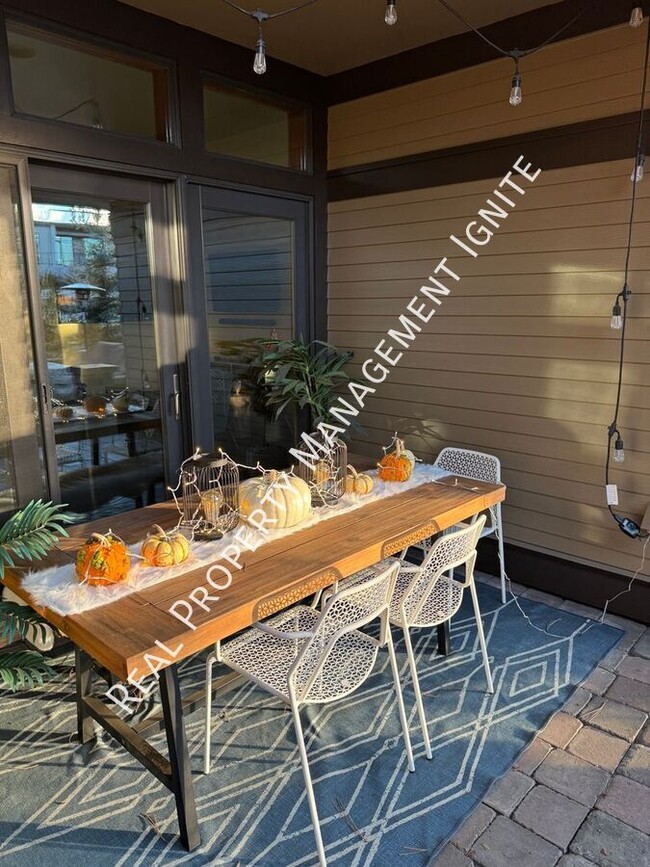 Building Photo - 2157 NW Lolo Dr