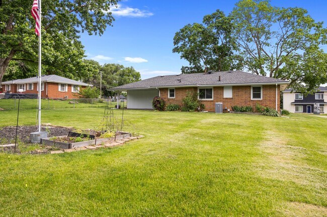 Building Photo - 3 Bedroom 2 Bath 2 Stall Garage Urbandale