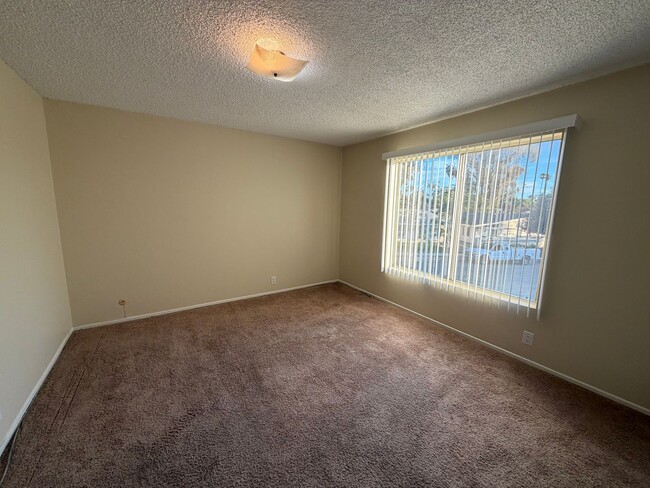 Building Photo - Wonderful 1 Bedroom 1 Bath Upstairs Corner Unit