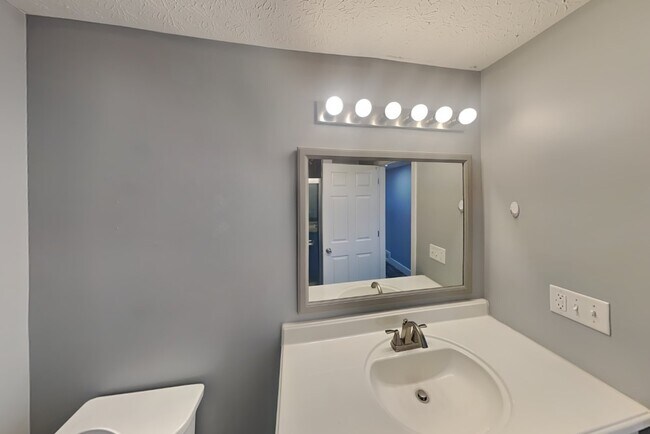 Building Photo - 107 E 16th Ave