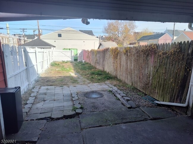 Building Photo - 243 Mercer St