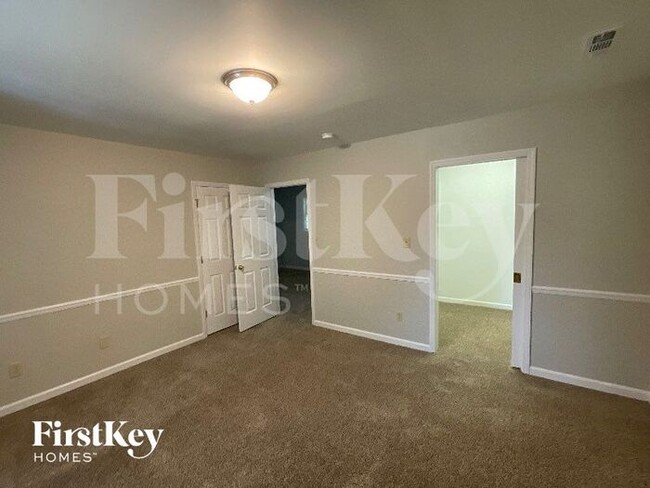 Building Photo - 732 Luxbury Rd