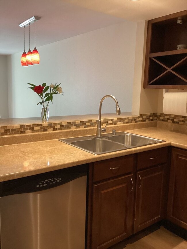 Building Photo - Comfort, Convenience & Charm in the Heart ...