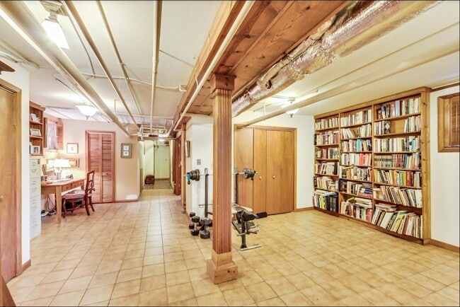 Building Photo - 940 W Cuyler Ave