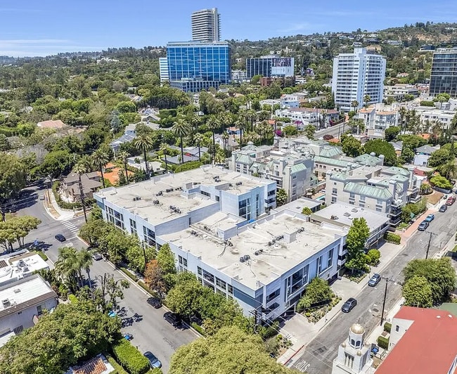 Building Photo - 906 N Doheny Dr