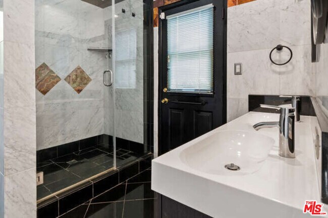 Building Photo - 3401 Alginet Dr