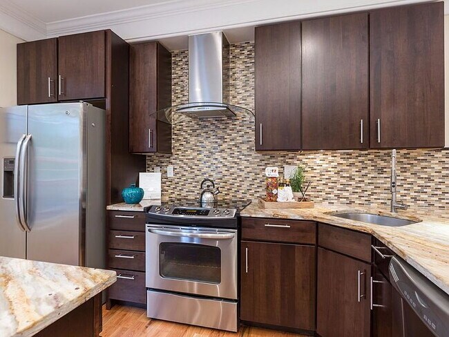 Building Photo - "Spacious Urban Living: Luxurious 4-Bed, 4-Bath Duplex in the Heart of Washington, DC!"