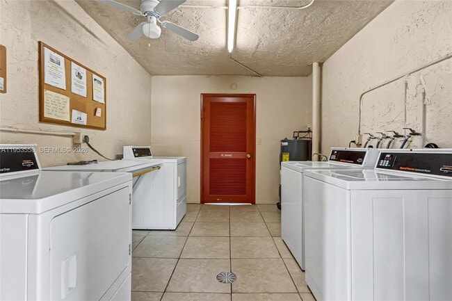 Building Photo - 1040 Country Club Dr