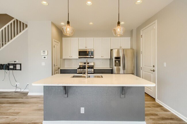 Building Photo - 3 Bed 2.5 Bath End Unit Home with FENCED Y...
