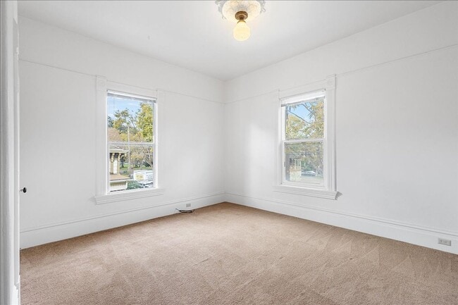Building Photo - 1228 Park Ave E