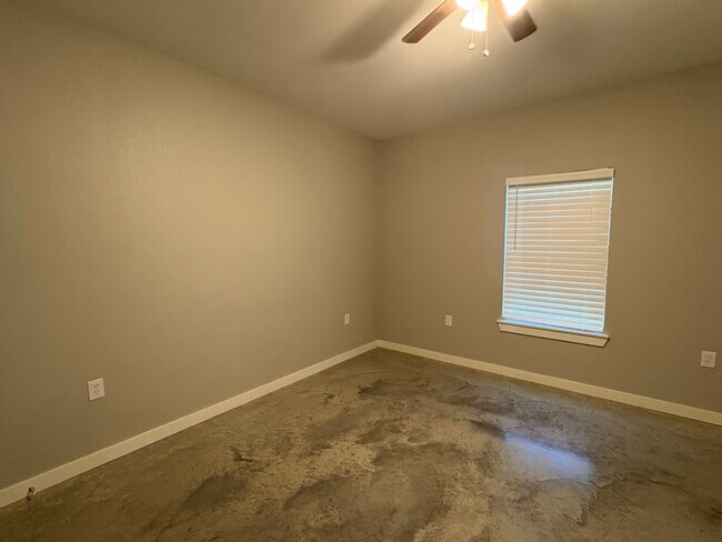 Building Photo - 310 Spring Lake Dr