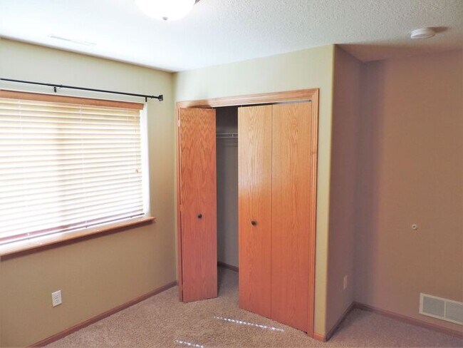 Building Photo - $1,650 | 3 Bedroom, 2.5 Bathroom TOWN HOME | NO PETS | Available for August 1st, 2026 Move In!