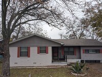 Building Photo - Spacious 4 Bed 2 Bath with Enclosed Patio and Stainless Steel Appliances