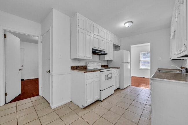Building Photo - 204 3rd Ave