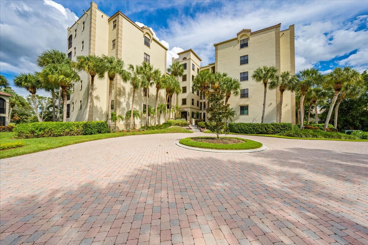 Building Photo - 7008 Pelican Bay Blvd