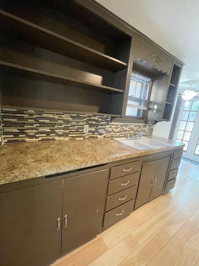 Building Photo - 4 bd/2 ba in Depot Bench
