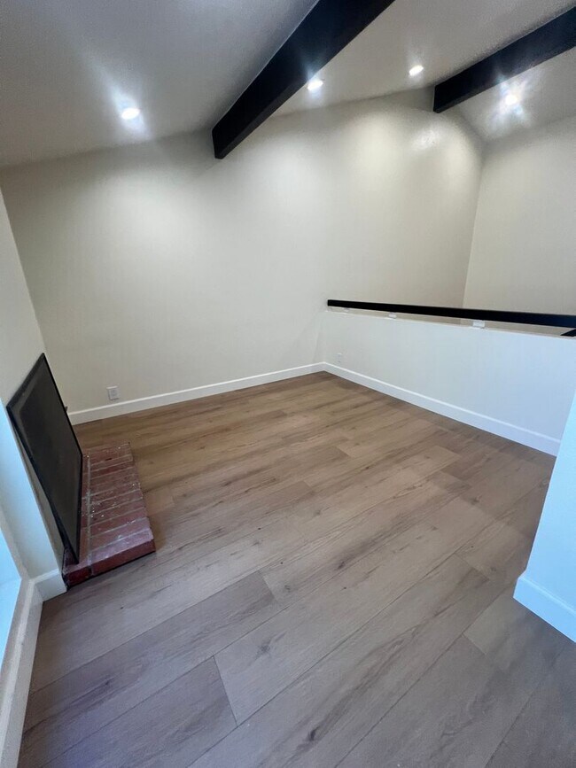 Building Photo - Thousand Oaks - 3 bedroom, 2.5 bath in the...