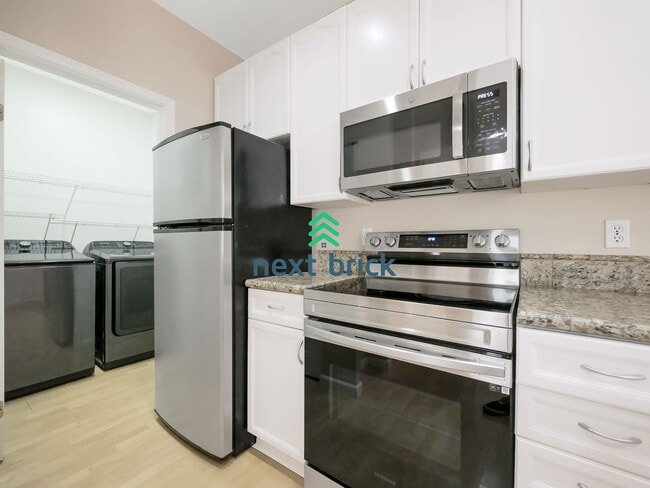 Building Photo - 2 Bed and 2.5 Bath Stunning Townhome is Available for Rent!