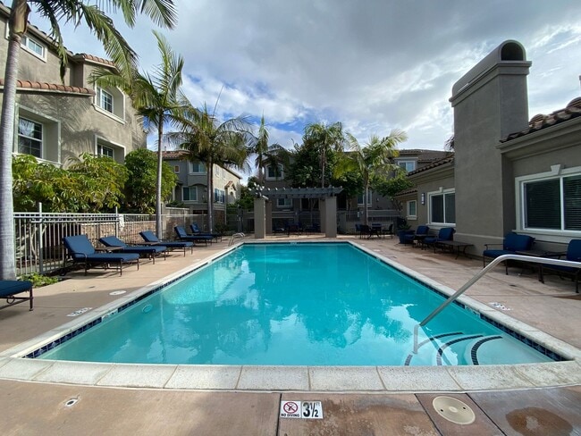 Building Photo - Great Tri-Level Townhome in Coastal Carlsbad Location!