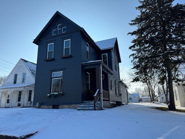 Building Photo - 3 bedroom 2 full bath home for rent Call T...