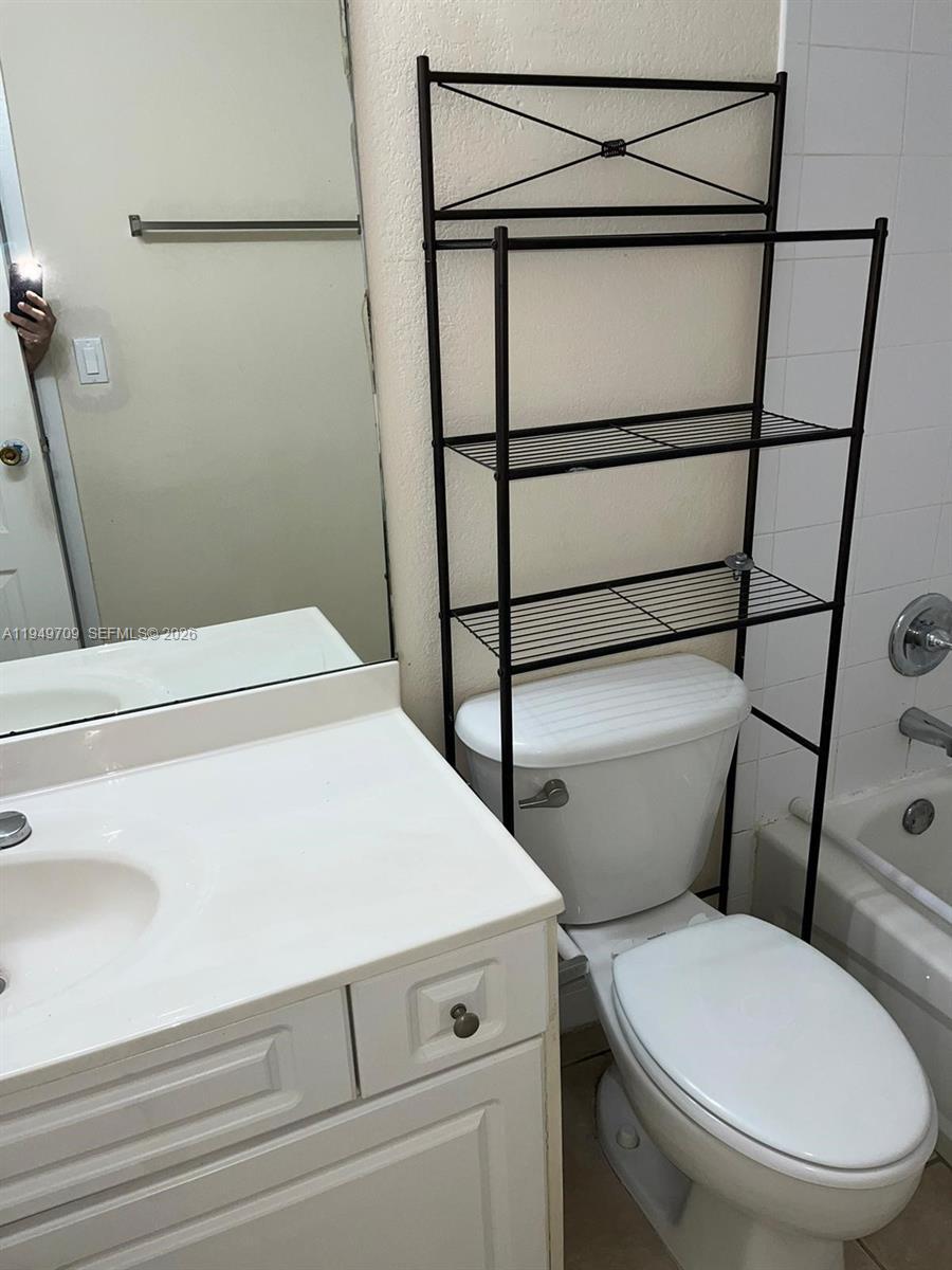 Building Photo - 5221 Geneva Way