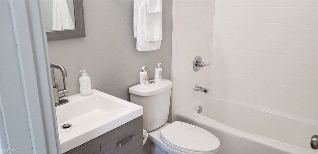 Building Photo - 2 br, 1 bath Apartment - The Metro