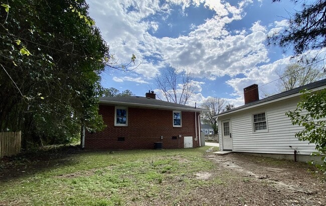 Building Photo - 648 Linfield Dr