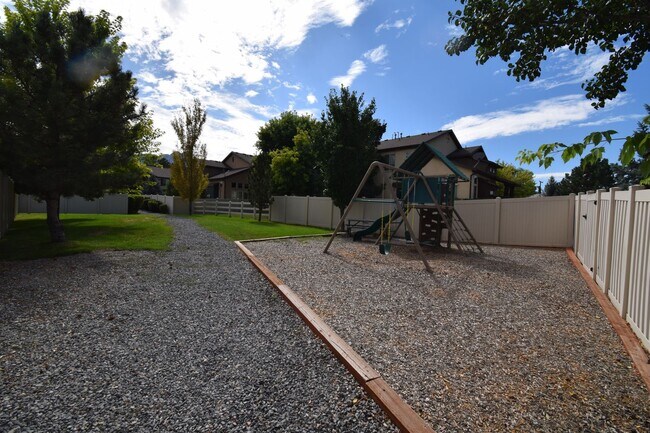Building Photo - Great 3 Bed 2.5 Bath Townhome in Great Location!!!