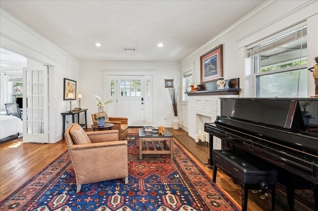 Building Photo - 825 Merrill St