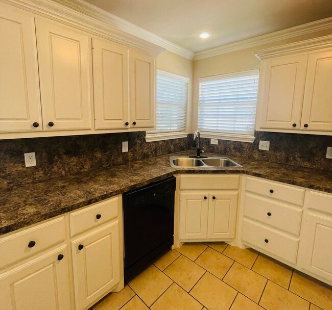 Building Photo - 3/2/2 - South of Loop 289, off of 89th & A...