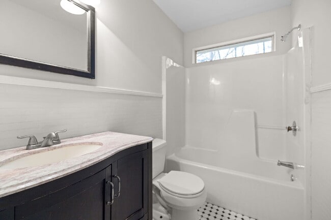 Building Photo - Experience a comfortable 3-bedroom, 3-bathroom single-family house.